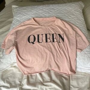 QUEEN Pink cropped t-shirt